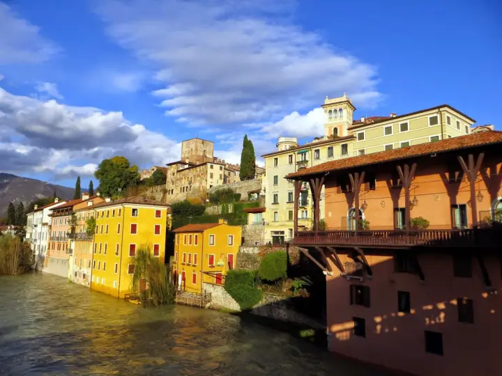 Colorate case affacciate sul Brenta, castello in collina: ecco cosa vedere a Bassano del Grappa.