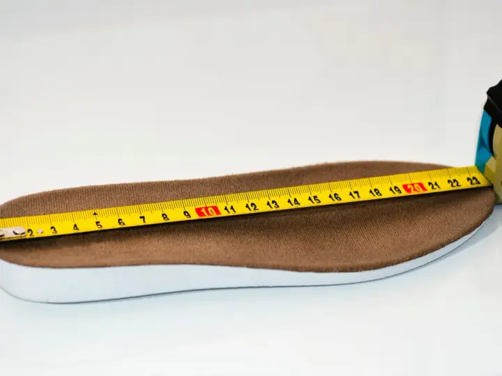 Miarka krawiecka pokazuje 28 cm. Jaki to rozmiar buta? Długość wkładki jest kluczowa przy wyborze idealnego obuwia.
