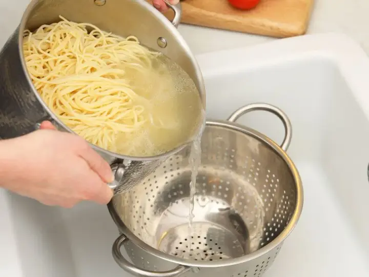 Jak odcedzić makaron bezpiecznie i skutecznie, unikając błędów