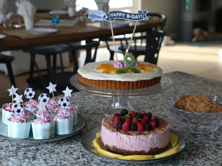 Fira födelsedag med tårtor och cupcakes! Perfekt för att det är enkelt att baka med barn. En stor tårta med siffran 2, cupcakes med fotbollstema och en bärig mousse-tårta.