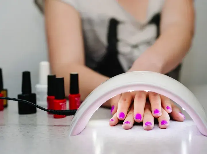 Czym jest manicure żelowy? Poznaj zalety i wady tej metody