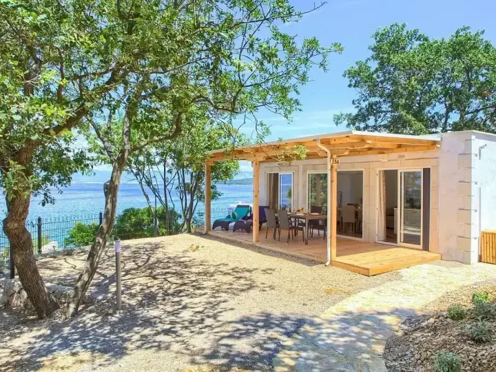 Domek letniskowy z tarasem i widokiem na morze. Idealne miejsce na wakacje w stylu camping Glavotok.