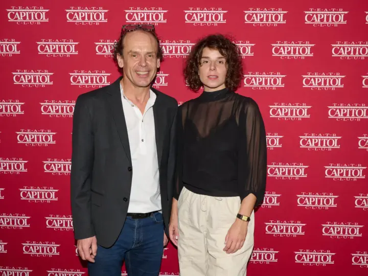 Lena Schimscheiner i mężczyzna pozują na tle czerwonego banera z logo "Teatr Capitol".