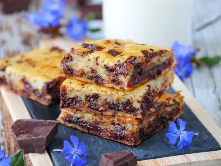 Délicieux gâteau banane chocolat, garni de pépites fondantes et de morceaux de chocolat noir. Parfait pour un goûter gourmand.