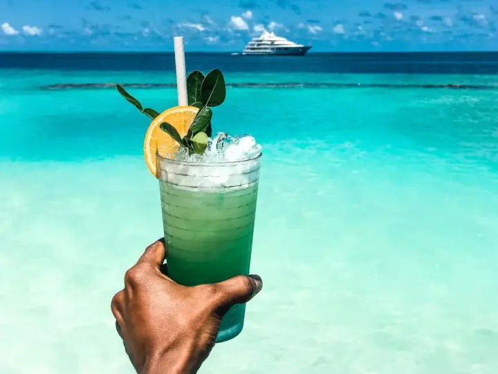 Drink na plaży: Legalnie, smacznie i zawsze chłodno!