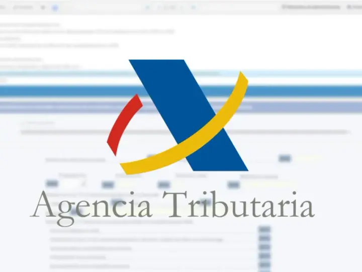 Logo de la Agencia Tributaria sobre un formulario de declaración de la renta. Aprende cómo declarar el alquiler en la renta.