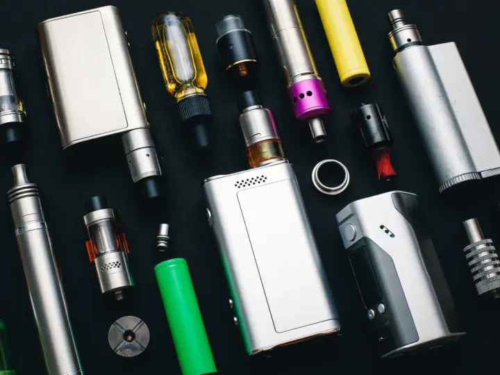 Colección de vapers y accesorios, buscando un vaper menos dañino.