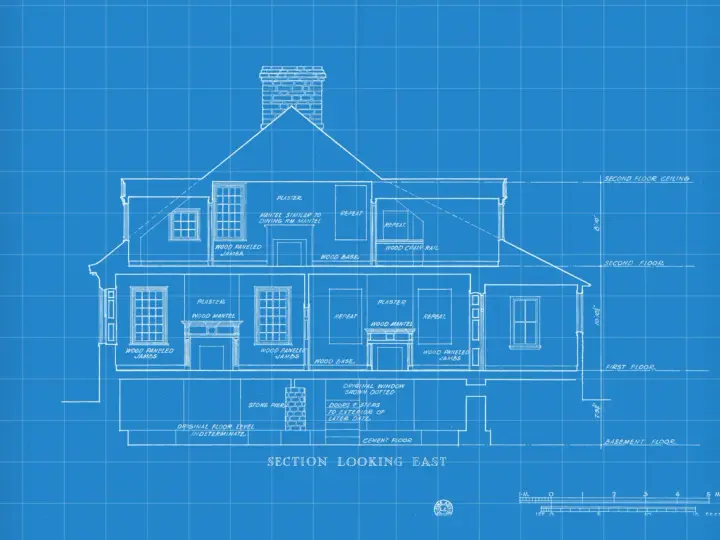 Sezione est di una casa, con dettagli architettonici e misure. Un disegnatore CAD ha creato questo progetto.