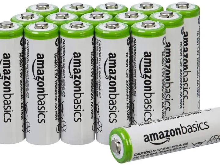 Un pacco di batterie ricaricabili AmazonBasics Ni-MH 1.2V 2000mAh AA HR6. Diversi tipi di batterie ricaricabili, ideali per dispositivi elettronici.