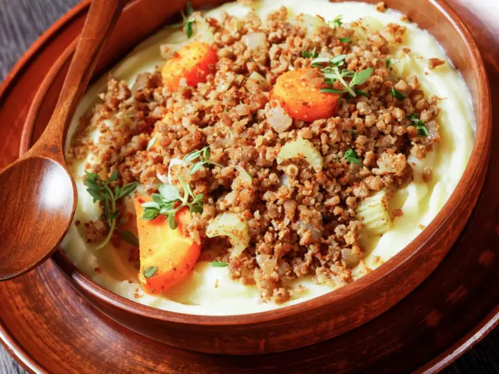 Haggis, neeps and tatties: un piatto tradizionale scozzese, perfetto per scoprire cosa mangiare a Edimburgo. Cremoso purè, carne saporita e verdure.