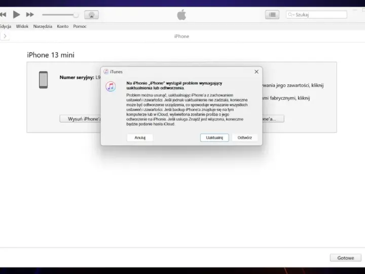 Komunikat w iTunes informuje o problemie z iPhone'em 13 mini, sugerując uaktualnienie lub odtworzenie, co może pomóc jak usunąć blokadę ekranu.