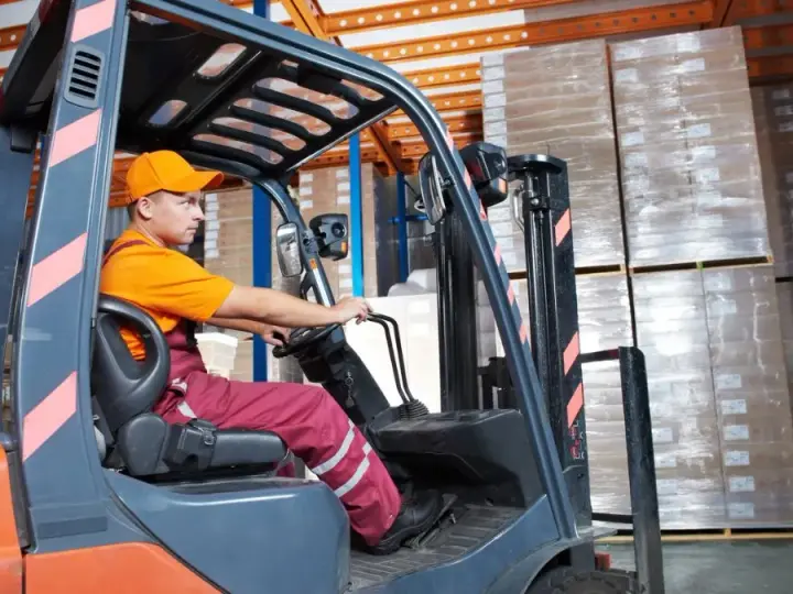 Ile zarabia operator koparki w Niemczech? Zaskakujące różnice w pensjach