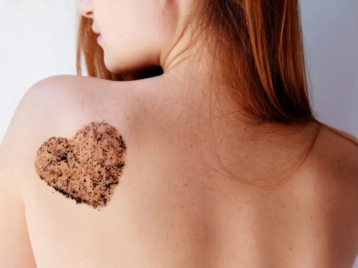 Serce z peelingu na plecach. Dowiedz się, jak często robić peeling enzymatyczny dla zdrowej skóry.