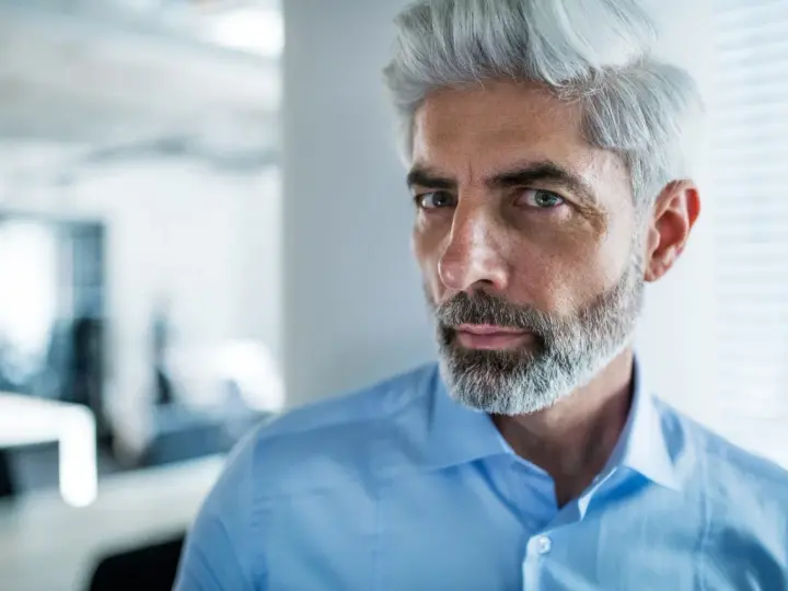 Graue Haare Männer: Coole Frisuren & Pflege für den Silver Fox Look