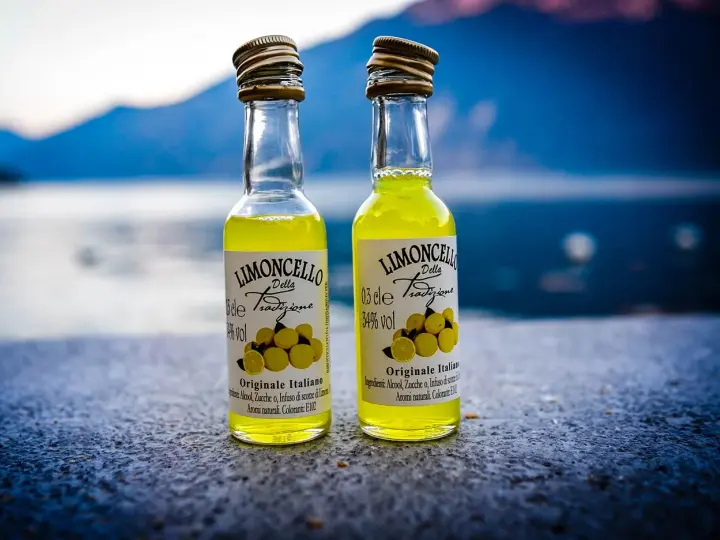 Dwie małe buteleczki limoncello Della Tradizione, idealne do degustacji. Jak pić limoncello? Schłodzone, prosto z lodówki!