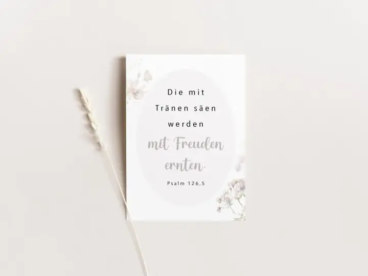 Karte mit Spruch: "Die mit Tränen säen, werden mit Freuden ernten." Psalm 126,5. Zarte Blumen und ein Grashalm.