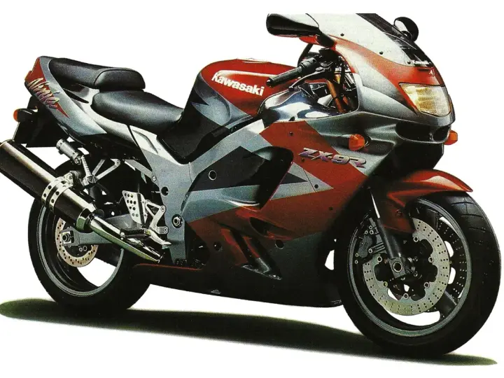 Sportowy motocykl Kawasaki ZX9R w czerwono-srebrnej kolorystyce, gotowy do jazdy.