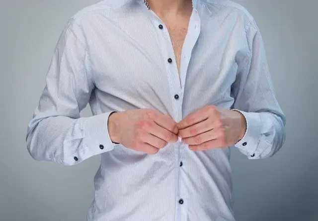 Na którą stronę zapina się męska koszula? Odkryj sekret stylu!