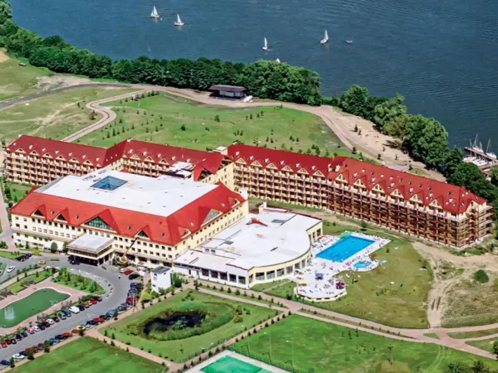 Ogromny hotel Gołębiewski w Karpaczu, z basenem i widokiem na jezioro, ma wiele pokoi, by pomieścić wszystkich gości.