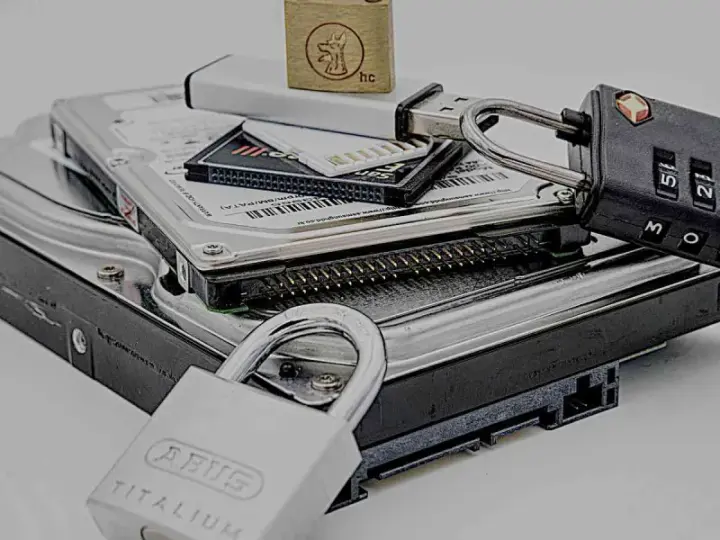 Dysk twardy, pendrive i karta pamięci zabezpieczone kłódkami. Jak wyłączyć pełne szyfrowanie?