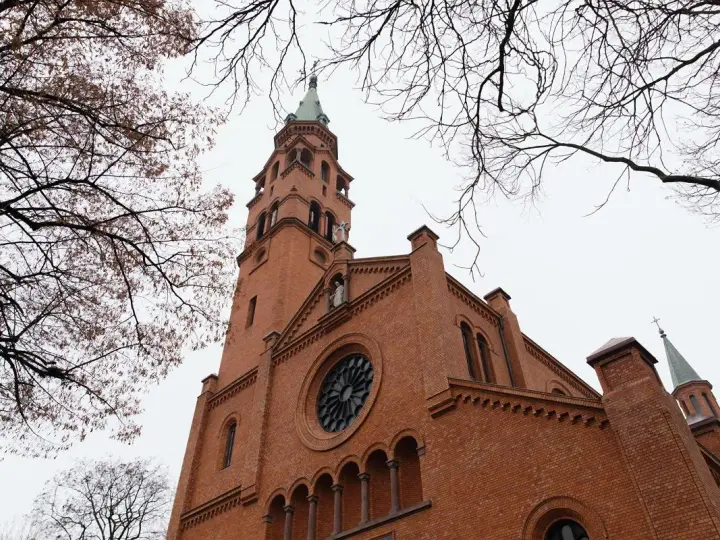 Kościół: Budynek, wspólnota czy instytucja? Poznaj 3 znaczenia