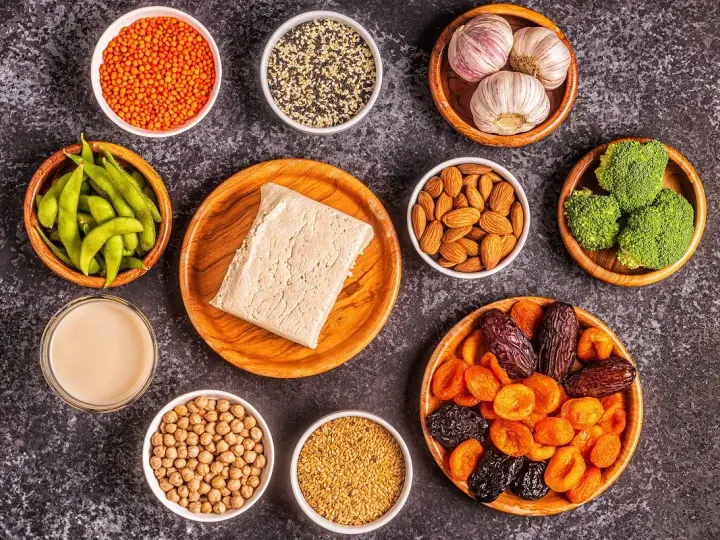 Kompozycja produktów bogatych w estrogen: soczewica, edamame, migdały, siemię lniane, ciecierzyca, sezam, brokuły, daktyle, morele, śliwki, czosnek, tahini.