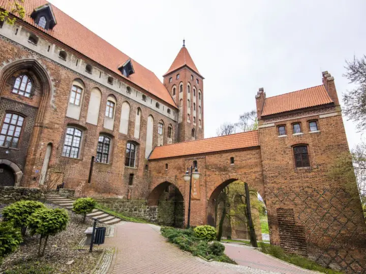 Zamek w Kwidzynie, z jego ceglaną architekturą i charakterystyczną wieżą, kryje wiele ciekawostek.