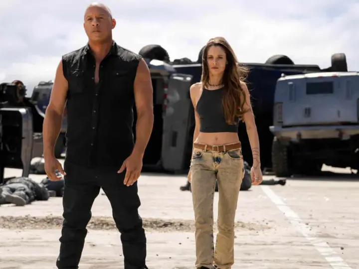 Dom y Elena, listos para la acción, con el sonido de las canciones fast and furious de fondo, entre vehículos destrozados.