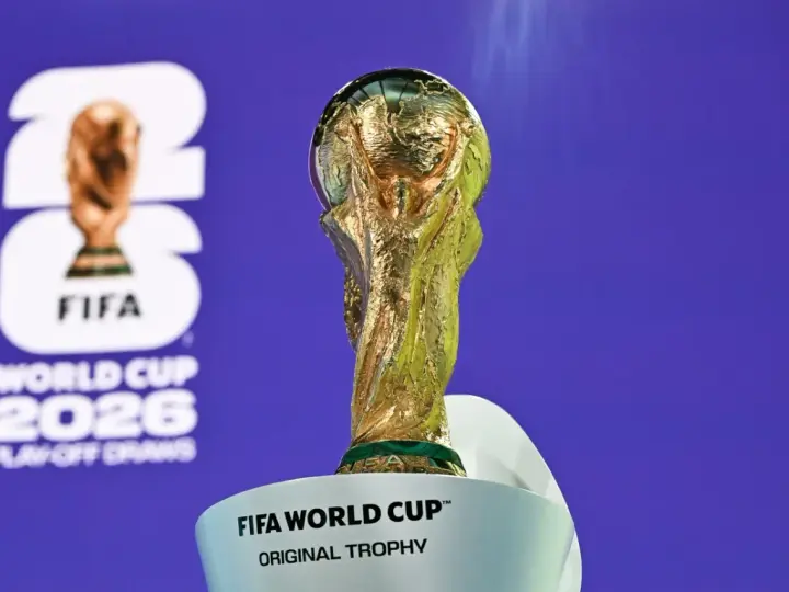 Złote trofeum FIFA World Cup na tle logo turnieju 2026. Już niedługo dowiemy się, kiedy otwarcie mistrzostw świata w piłce nożnej!