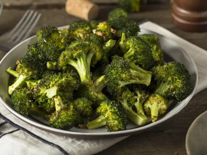 Un plat de brocolis au four, tendres et légèrement caramélisés, prêts à être dégustés.
