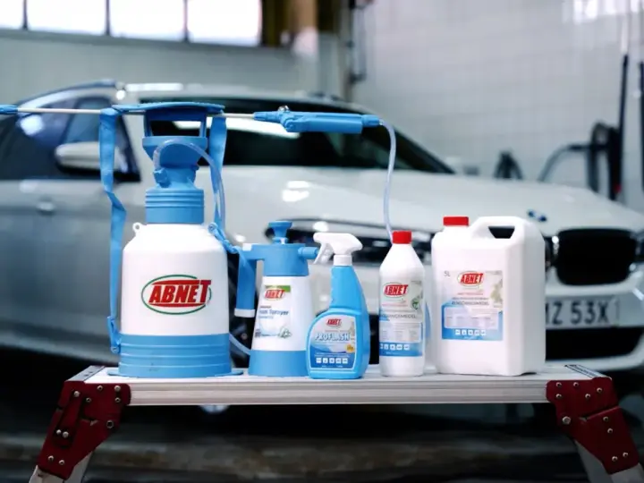 ABNETs sortiment för multi clean: skumkanon, sprayflaska och rengöringsmedel för en skinande ren bil.