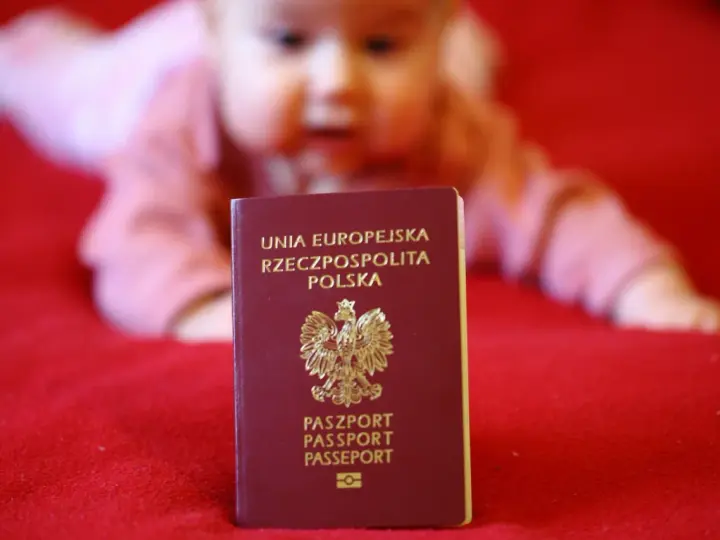 Polski paszport dla dziecka, ważny dokument na podróże. Dowiedz się, ile kosztuje wyrobienie paszportu dla dziecka.