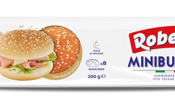 Opakowanie bułek do mini burgerów z sezamem, z widocznymi dwoma gotowymi mini burgerami.