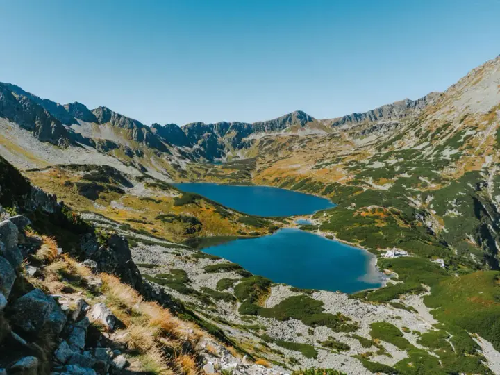 Widok na Tatry Wysokie, gdzie morskie oko trasa prowadzi przez malownicze doliny z jeziorami.