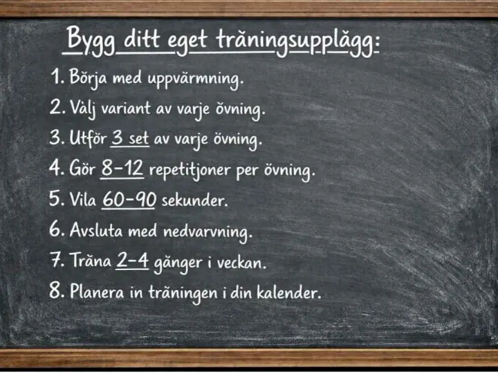 En svagt upplyst griffeltavla med en lista i vitt: "Bygg ditt eget träningsupplägg". Punkterna ger råd för att bygga muskler hemma, inklusive uppvärmning, set, repetitioner och vila.