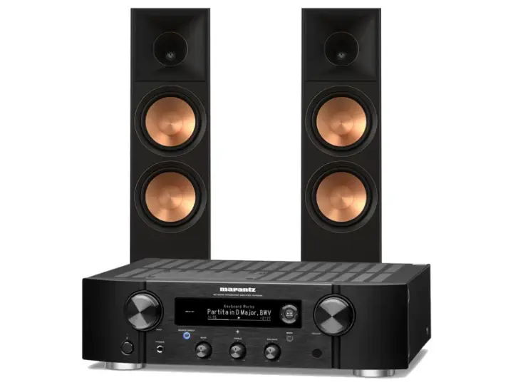 Marantz PM7000N z dwoma czarnymi kolumnami z miedzianymi membranami. Idealny zestaw do słuchania muzyki.