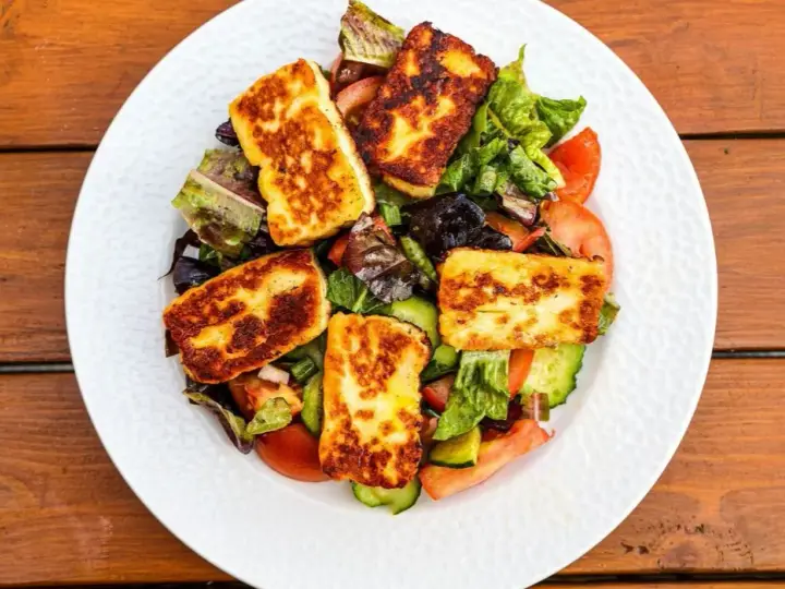Czy ser halloumi jest zdrowy? Odkryj jego zalety i ryzyka zdrowotne