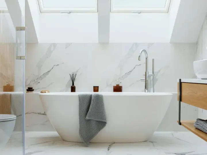 Baño moderno con bañera exenta, grifería cromada y revestimiento de mármol. Ideal para instalar bañera y disfrutar de un oasis de paz.