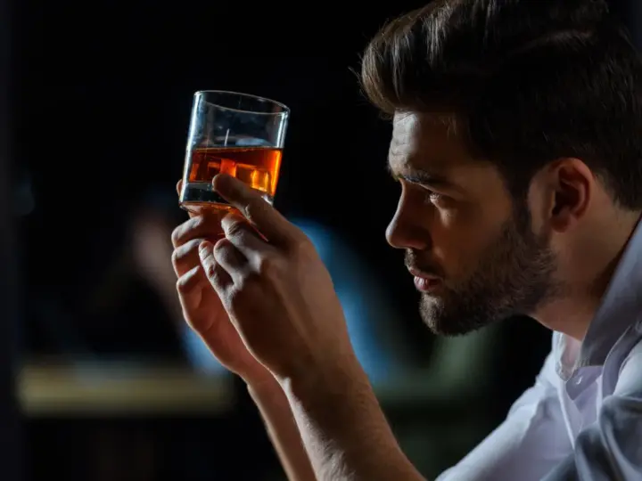 Facet cieszy się z whisky jak dziecko – radość z każdej kropli