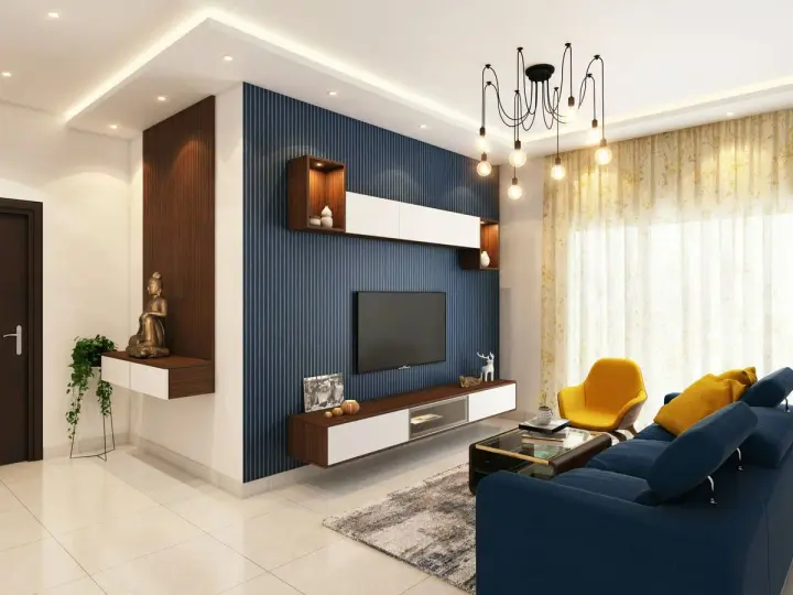 Salones con papel pintado azul rayado, un sofá azul, sillón amarillo y mesa de centro.