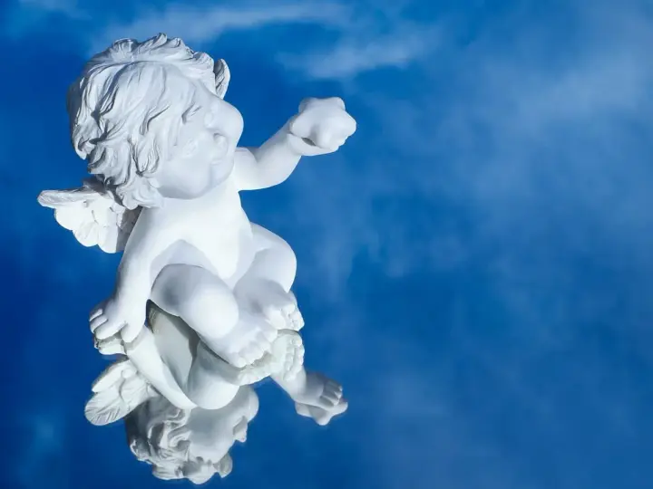 Biały cherubin na tle błękitnego nieba, odbijający się w lustrzanej powierzchni. Symbolizuje różne rodzaje modlitwy, od błagania po dziękczynienie.