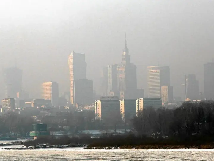 Dlaczego w Warszawie jest smog? Niska emisja, auta i pogoda