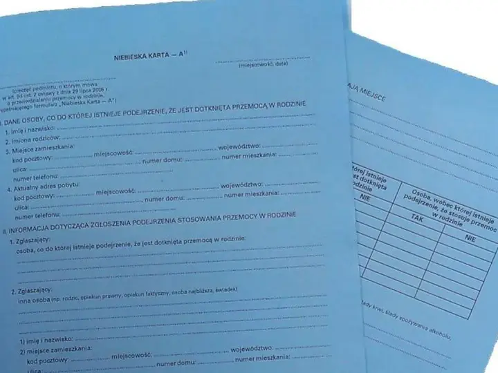 Niebieska karta wypełniana jest, gdy istnieje podejrzenie przemocy w rodzinie. Formularz zawiera dane osoby dotkniętej przemocą i sprawcy.