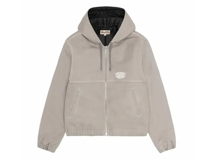 Giacca Stussy work jacket grigia con cappuccio, zip frontale e logo ricamato sul petto. Perfetta per un look casual e resistente.