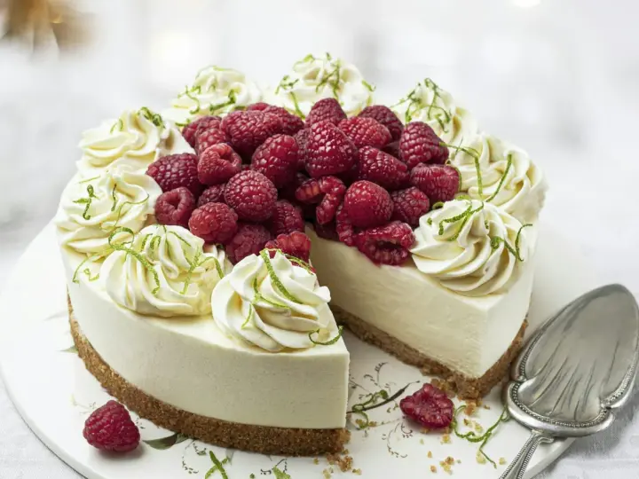 En krämig cheesecake med hallon och lime, perfekt som dessert nyårsafton.