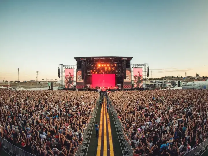 Multitud en un concierto masivo en la Región de Madrid, uno de los grandes festivales metal España.
