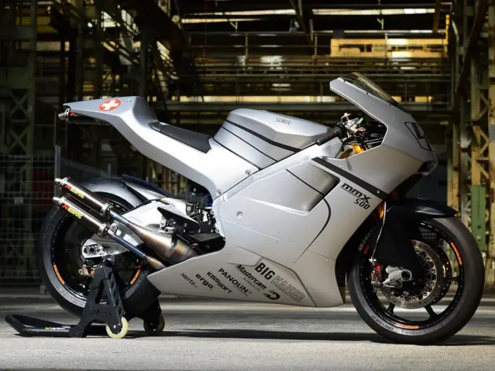La Suter MMX 500, una moto de carreras plateada con detalles negros, lista para la pista.