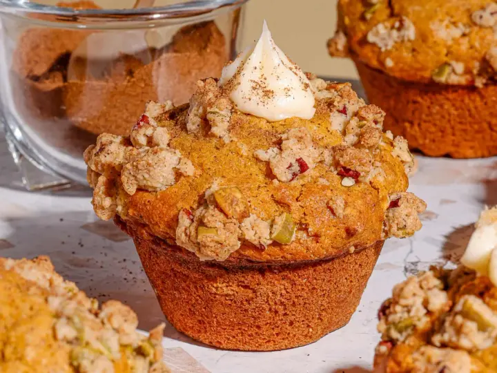 Un muffin gourmand, garni de crumble et d'une touche de glaçage, parfait pour une recette de muffin.