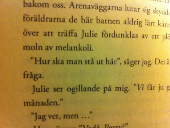 Texten i bilden innehåller citattecken. En person frågar "Hur ska man stå ut här", och Julie svarar med citattecken.