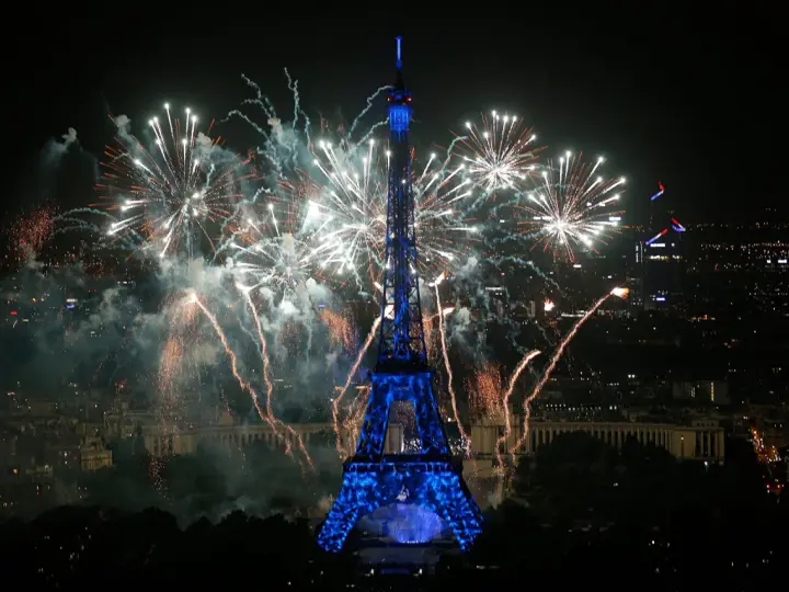 Espectacular espectáculo de fuegos artificiales ilumina la Torre Eiffel en París, celebrando el año nuevo en Francia.